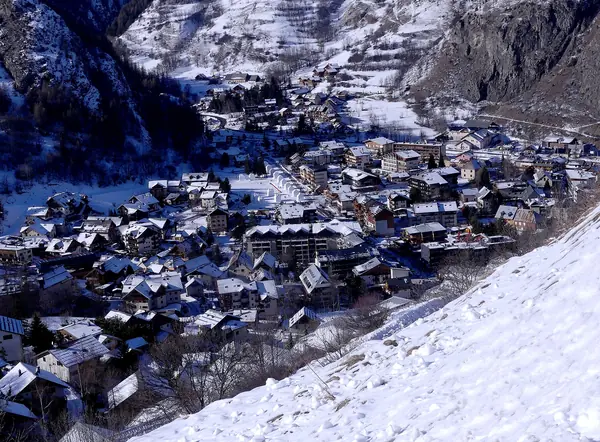 Le village de Valloire sous la neige vu des hauteurs à l'est (janvier 2025)