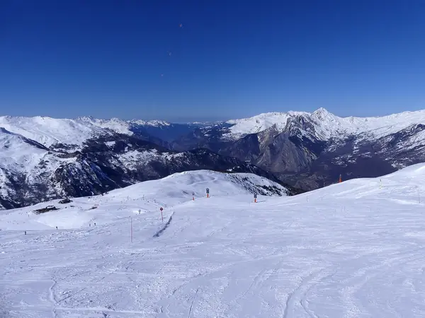 Pistes du domaine Galibier-Thabor entre Valloire et Valmeinier, avec la vallée en fond (février 2026)