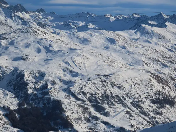 Vue d'ensemble du domaine skiable de Valloire enneigé depuis le col de Charroute (janvier 2025)