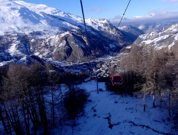 Télécabine de la Sétaz au-dessus de Valloire, village enneigé en contrebas (janvier 2025)