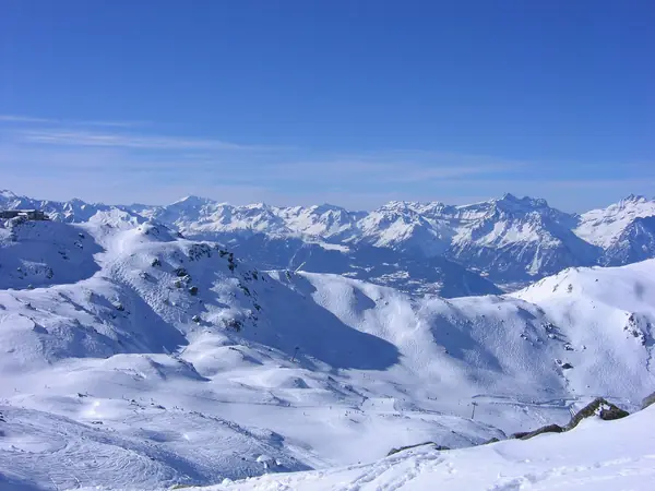 Domaine skiable de Verbier sous la neige, sommets valaisans en fond (févr. 2005)
