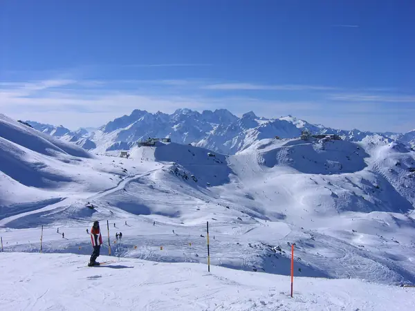 Piste du domaine de Verbier, sommets enneigés en fond (févr. 2005)