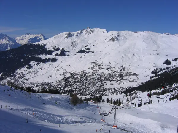 Le village de Verbier et ses pistes en hiver, vus depuis le domaine (févr. 2005)