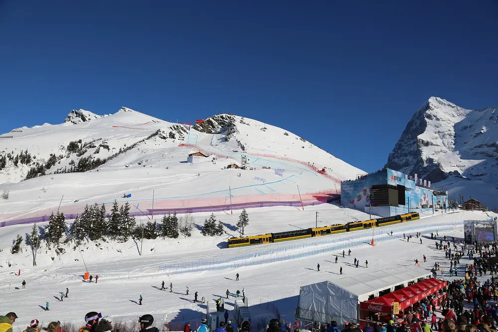 La Wengernalp pendant la Coupe du monde du Lauberhorn : piste, Hundschopf et Eiger (11 janv. 2024), public de loin