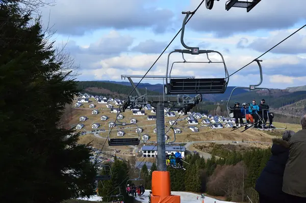 Télésiège du Skiliftkarussell de Winterberg, avec les chalets du parc de vacances en contrebas