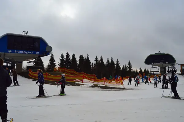 Skieurs au pied des télésièges du Brembergkopf et du Schneewittchen, à Winterberg
