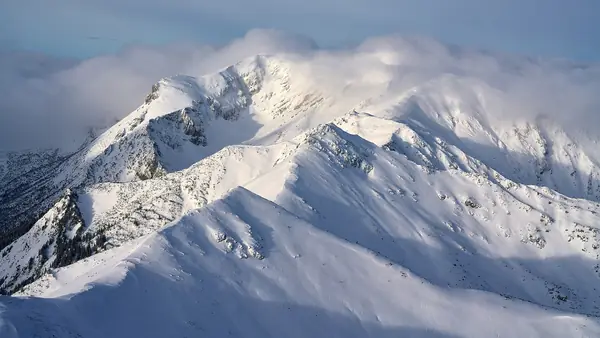Crêtes enneigées des Tatras vues depuis le Kasprowy Wierch