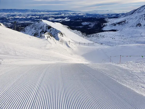 Piste noire fraîchement damée au départ du Kasprowy Wierch, côté Gąsienicowa