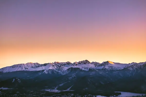 Les Tatras enneigées à la tombée du jour, au-dessus de Zakopane