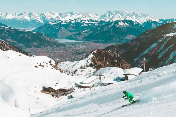 Skieur sur le domaine de Kaprun, vue sur le lac de Zell am See (catégorie Panoramabahn Kitzsteinhorn), mars 2017