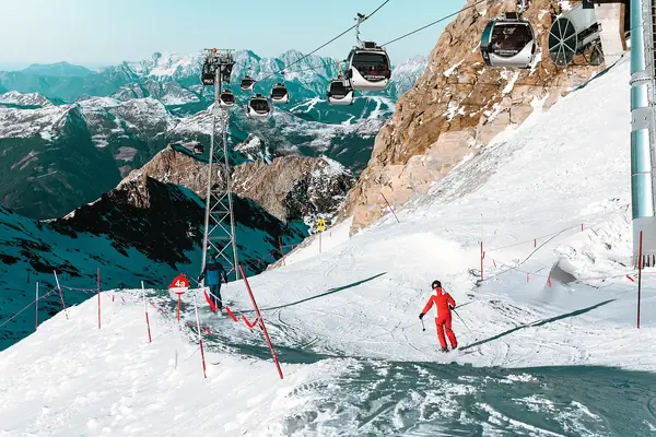 Télécabine et piste du Kitzsteinhorn avec un skieur, janvier 2017