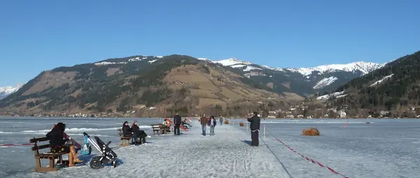 Lac de Zell am See gelé et ouvert au public, mars 2011