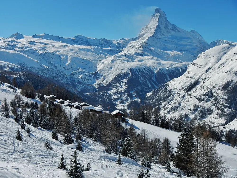 Piste de la Tufternkumme vers le hameau de Tufteren (2 215 m), Cervin en fond, secteur Sunnegga (févr. 2013)