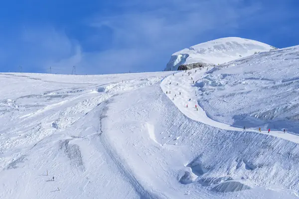 Pistes sur le glacier du Matterhorn Glacier Paradise, avec des skieurs (déc. 2022)