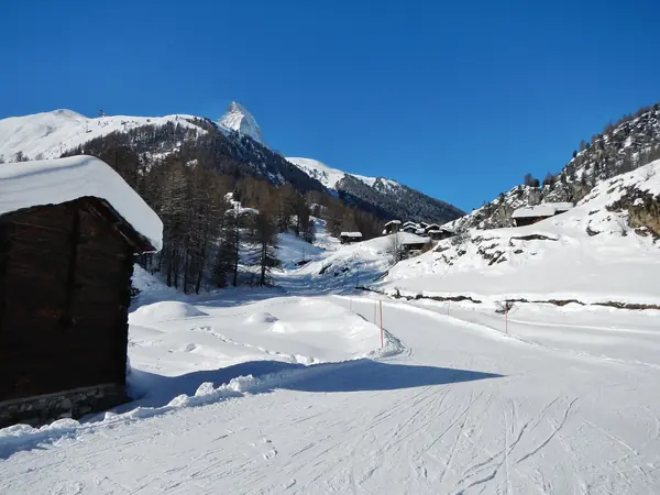 Piste de Blatten au-dessus de Zermatt, raccards et Cervin (févr. 2013)