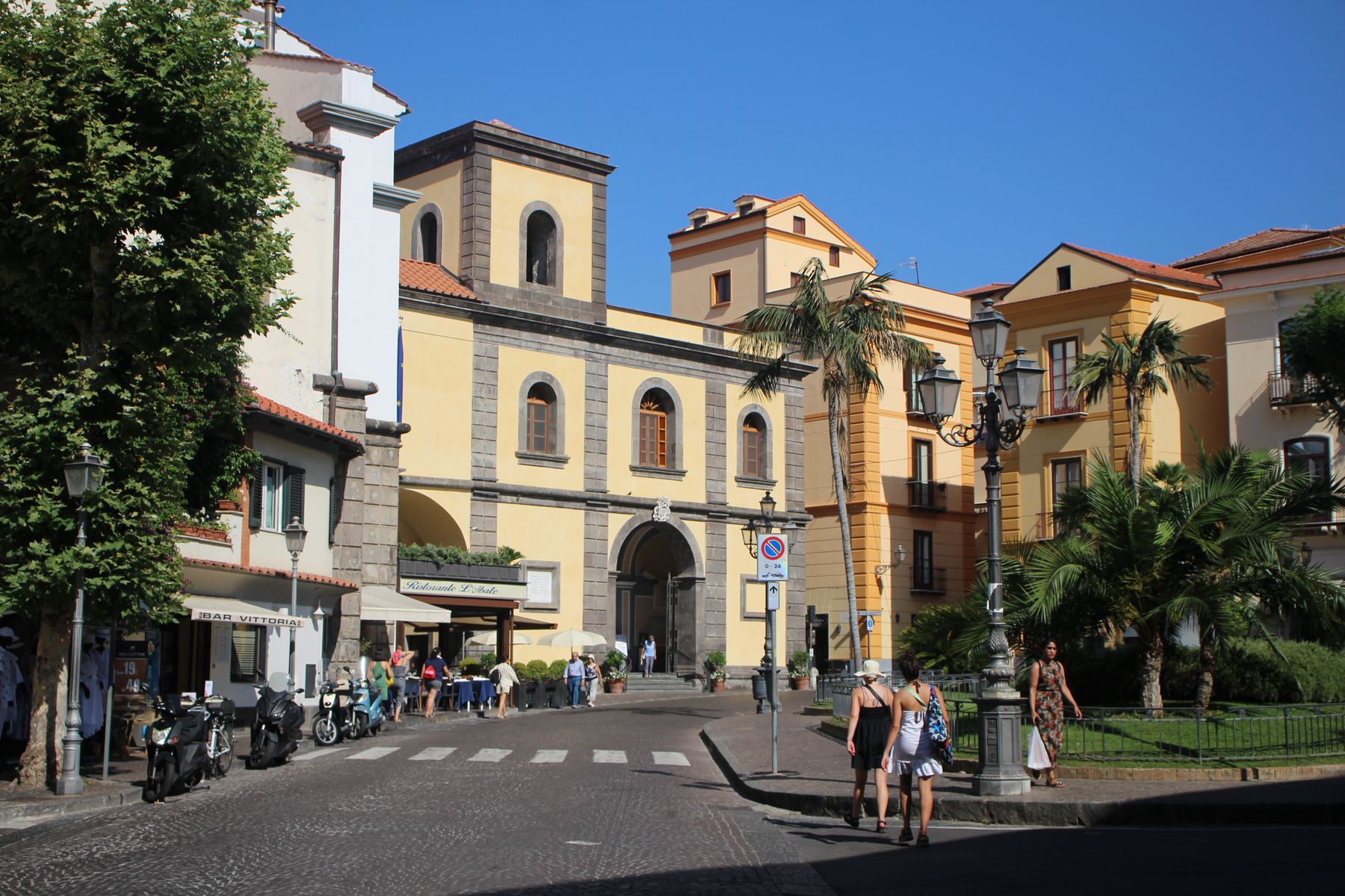 la Piazza Tasso et les falaises de tuf