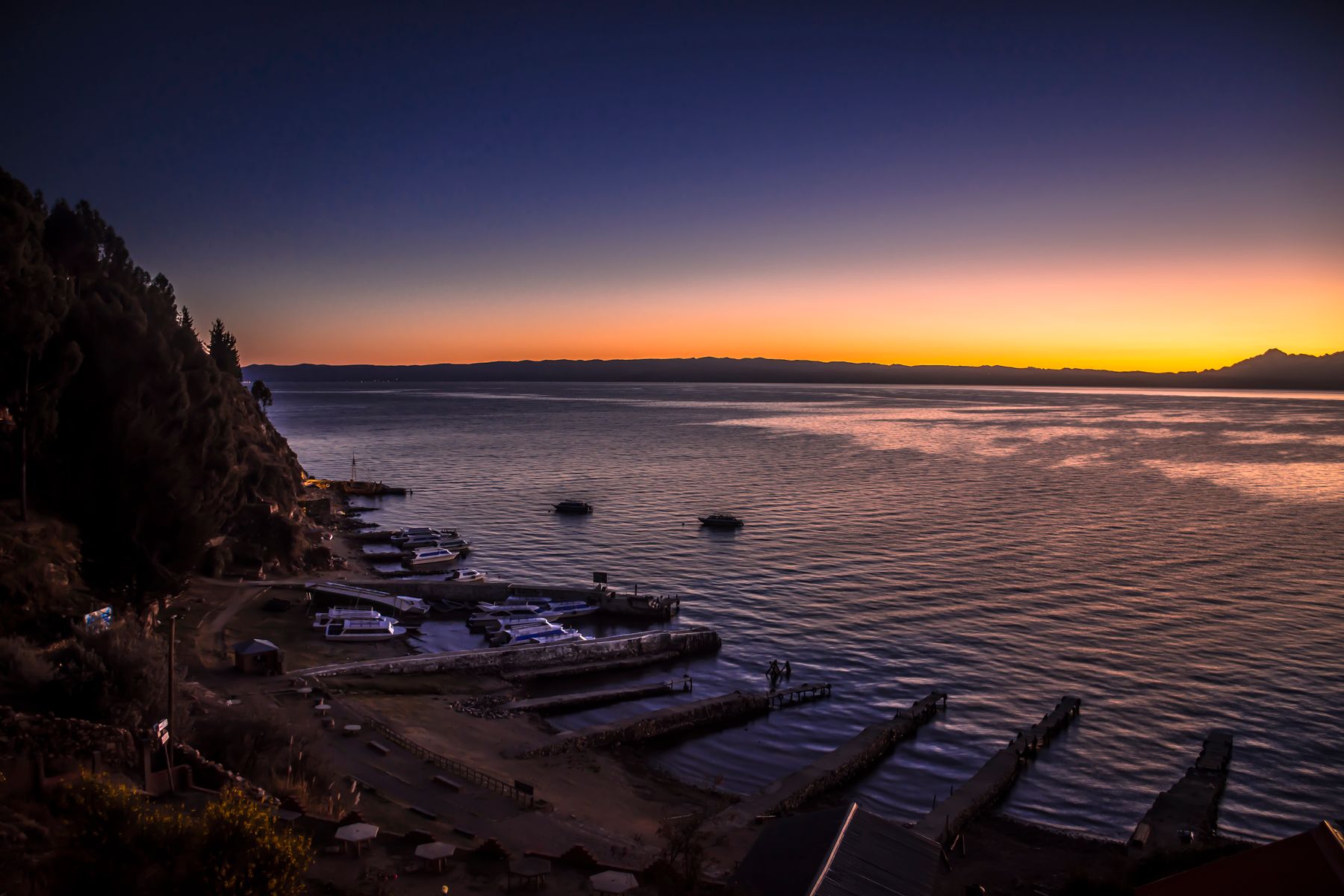 le coucher de soleil sur le lac